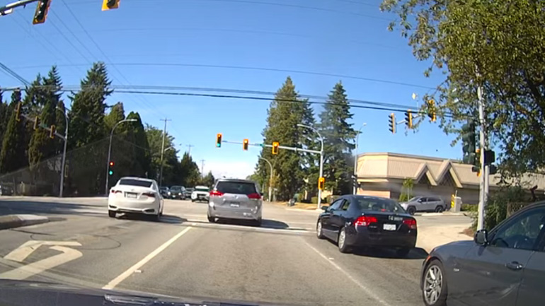 Πέρασε με κόκκινο μπροστά στο περιπολικό